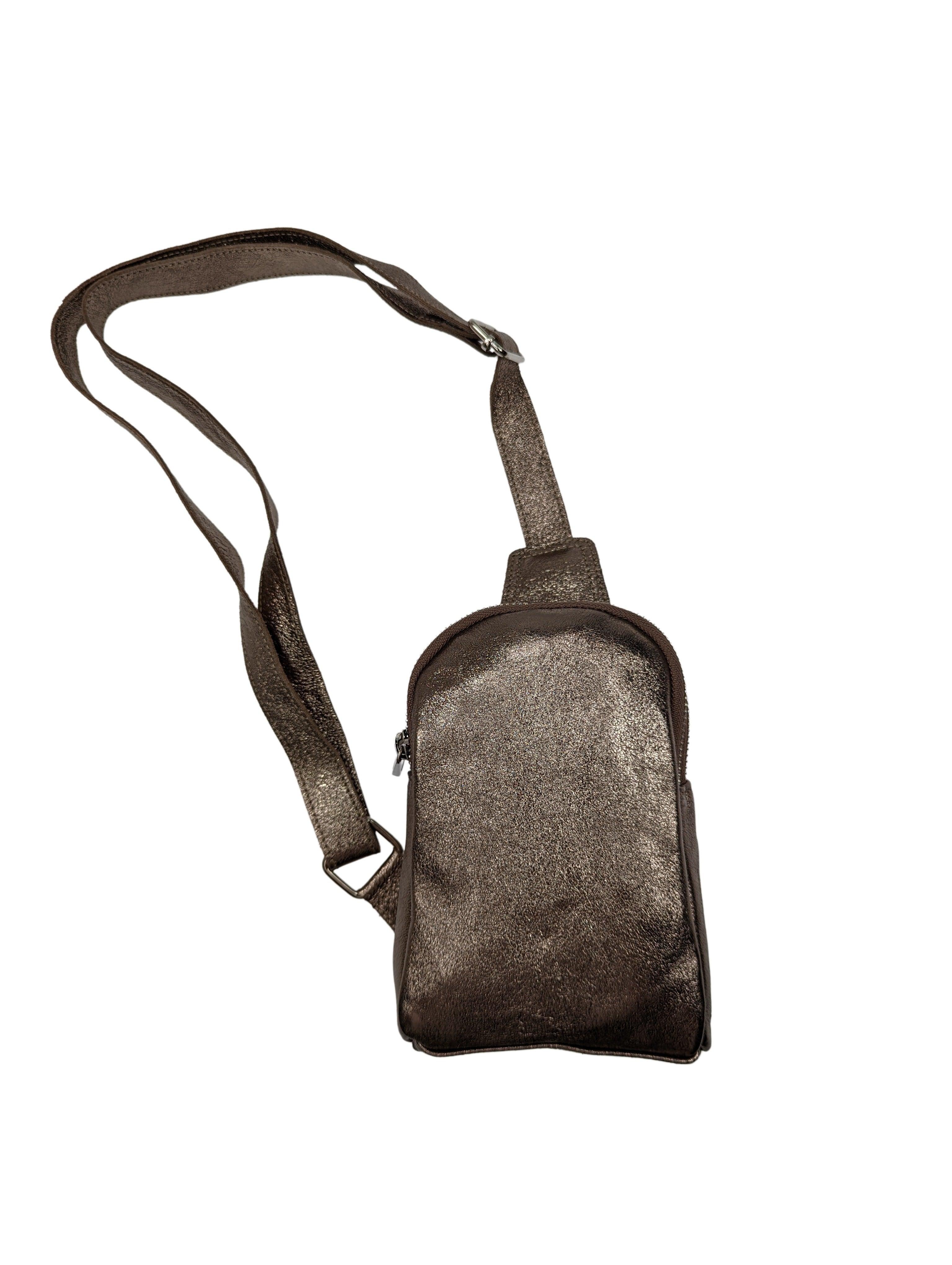 Kolibri Ulm - Crossbody Bag Asymetrisch - kolibri-ulm.de - Accessoires, Damen, Handtasche, Handtaschen, Ledertadsche, Ledertasche, Ledertaschen, Rucksack, Rucksackhandtasche, Rucksackhandtaschen, Rucksäcke, SS22, Tasche, Taschen