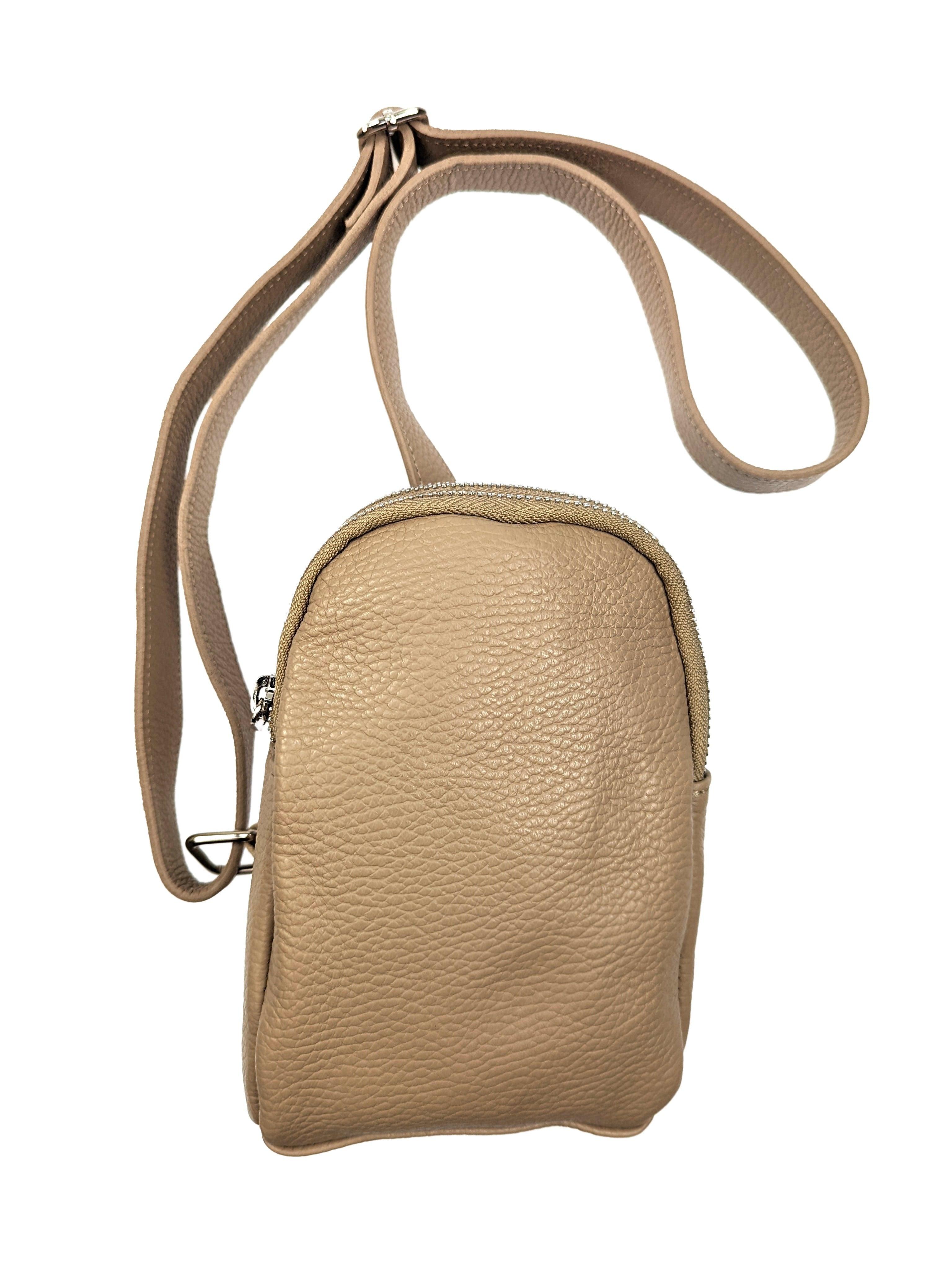 Kolibri Ulm - Crossbody Bag Asymetrisch - kolibri-ulm.de - Accessoires, Damen, Handtasche, Handtaschen, Ledertadsche, Ledertasche, Ledertaschen, Rucksack, Rucksackhandtasche, Rucksackhandtaschen, Rucksäcke, SS22, Tasche, Taschen