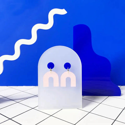 Earring The Ava recycled Acrylic Ohrringe Mimimono Dunkelblau + Pink Pearl 4cm Lang 