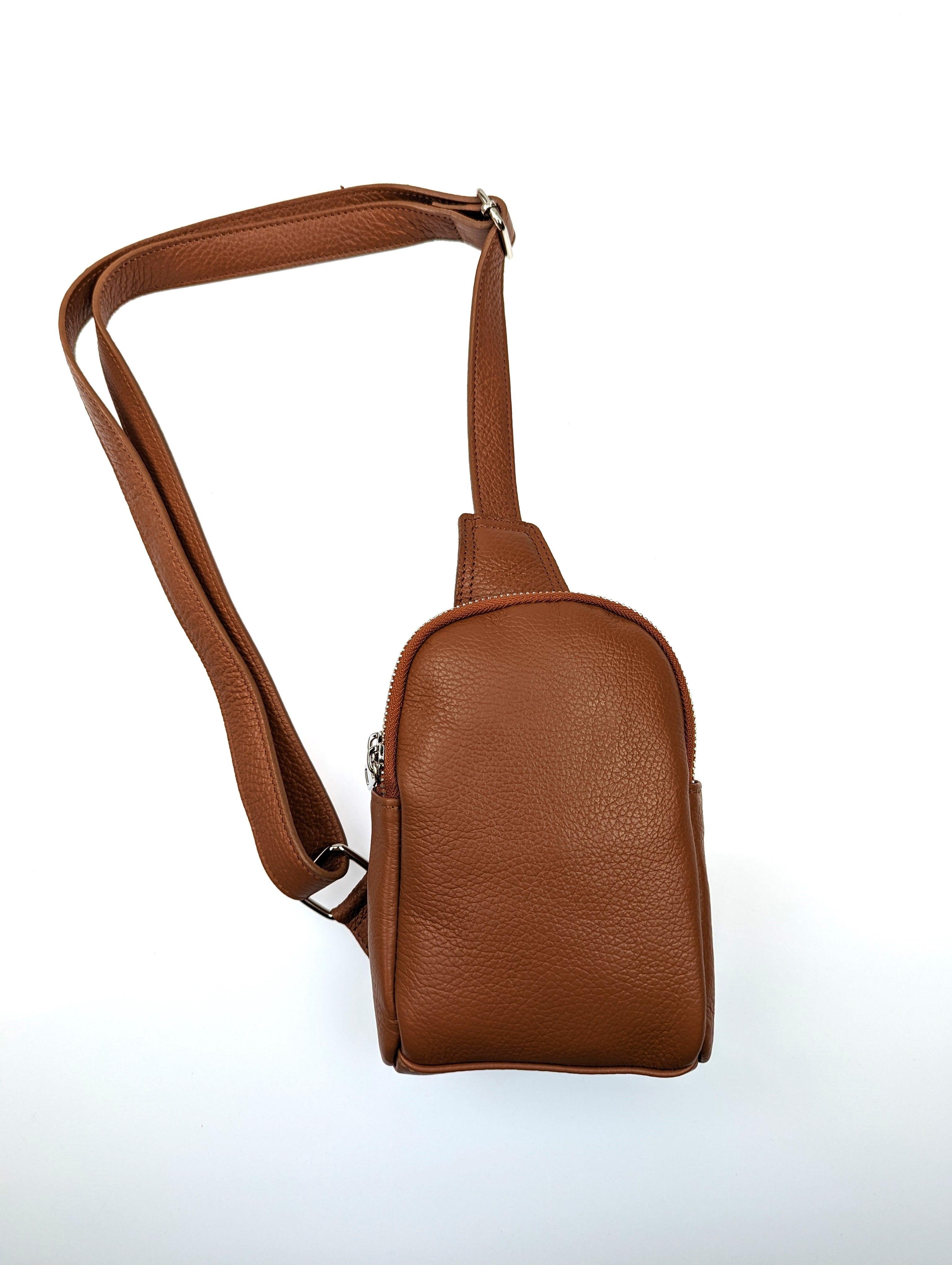 Kolibri Ulm - Crossbody Bag Asymetrisch - kolibri-ulm.de - Accessoires, Damen, Handtasche, Handtaschen, Ledertadsche, Ledertasche, Ledertaschen, Rucksack, Rucksackhandtasche, Rucksackhandtaschen, Rucksäcke, SS22, Tasche, Taschen