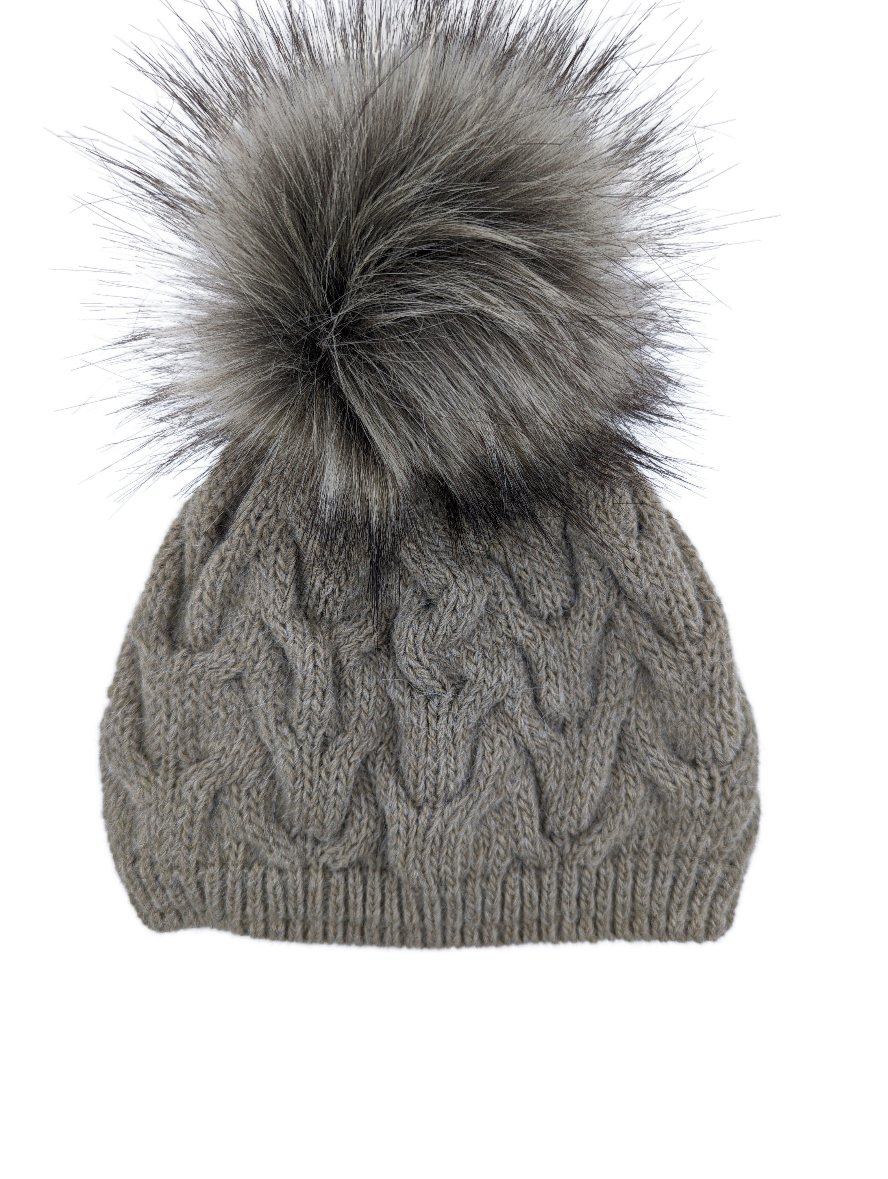 Gebeana - Mütze Zopfmuster mit Fleece u. Webpelzpompon - kolibri-ulm.de - Accessoires, Damen, Kappe, Kappen, Kopfbedeckung, Mütze, Mützen, Strick, Textilien, WS22