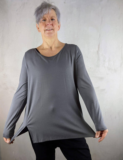 Hindahl & Skudelny - Schlitzshirt Jersey in Schwarz und Grau - kolibri-ulm.de - Damen, grau, Oberteile, schwarz, Shirt